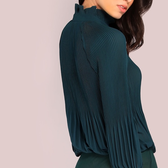 🆕chiffon bodysuit w/pleats & tie neck - Picture 7 of 8